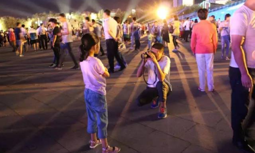 深夜視頻街拍福利:夜色中的視覺(jué)盛宴