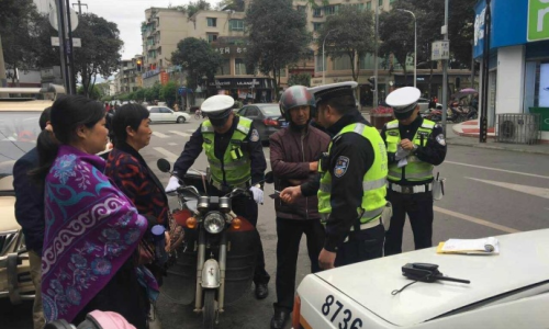 邛崍交警曝光行動，公開透明，共建交通安全