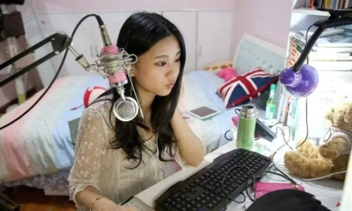 美女主播灌自己腸視頻，自我探索還是網(wǎng)絡(luò)娛樂新潮流？