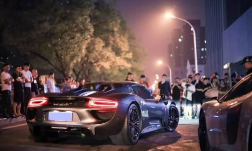 揭秘賣車女主播的神秘面紗，誰是她背后的搞笑力量？