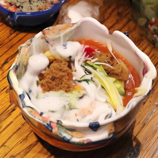 簡潔有力，既有懷舊情懷（被遺忘的時(shí)光密碼）又有現(xiàn)代科技元素（數(shù)字化時(shí)代），同時(shí)點(diǎn)出了底片的特殊屬性（曝光留影）。采用比喻手法將底片比作密碼，增加了文采和神秘感，能有效引發(fā)讀者對(duì)傳統(tǒng)影像技術(shù)的好奇與共鳴。